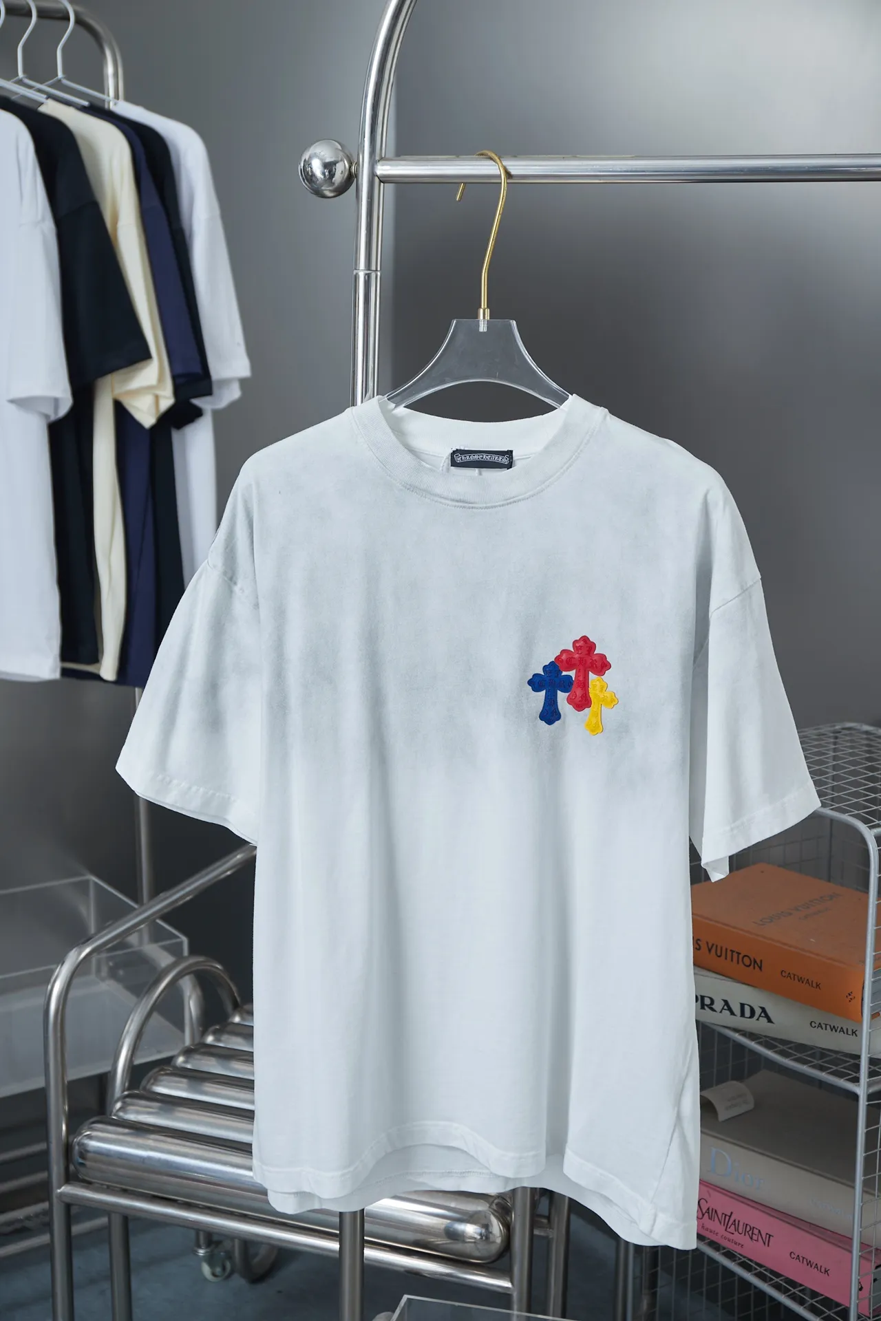 🅿️210 Ch*ome Hearte 25SS early spring new style Three-dimensional sponge thick version Chloë Hearte logo short sleeves Light luxury essential item for daily commuting for men and women Correct version Welcome to compare Detailed features · 320g 100% pure cotton double yarn jersey fabric · Custom dyed in the same vat with special thickened 32 count double-ply 1X1 thread · Three-dimensional sponge thick version Chloé Hearte logo printing · Ready-to-wear dyeing Then do the faded fried snowflake process, then wash it to make it look old · General washing to improve the effect · Double-needle stitching and cross-stitch process · Original main mark, washed tag, brand moisture-proof paper packaging Color: white/black/green/blue Size: S/M/L/XL